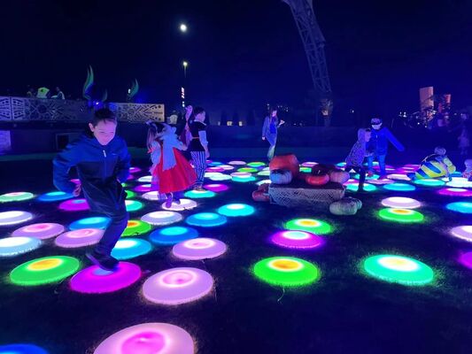 Bon prix Changement de couleur de la tension d'entrée en courant continu Lumière extérieure LED Danses de sol Lumières tactiles Sensitives à la ronde Lumière de scène Carreaux de sol en ligne